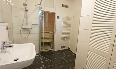 Badezimmer mit ebenerdiger Dusche