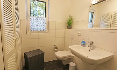 Badezimmer mit Waschbecken und WC