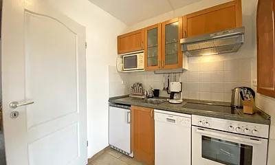 Küchenzeile mit Backofen