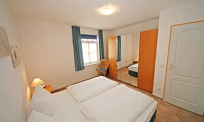 1. Schlafzimmer mit großem Kleiderschrank