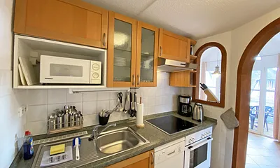 Küchenzeile mit Backofen