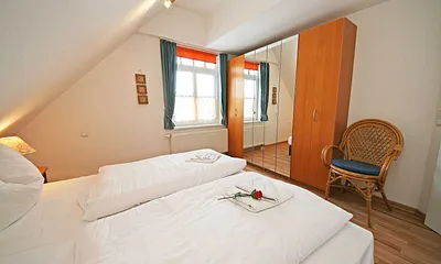 1. Schlafzimmer mit großem Kleiderschrank
