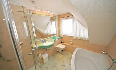 Badezimmer mit WC und Badewanne