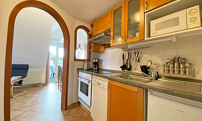 Küchenzeile mit Backofen