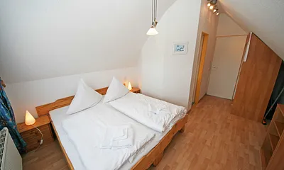 Schlafzimmer mit Kommode