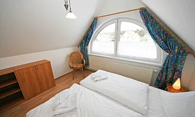 Schlafzimmer mit Doppelbett