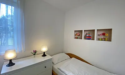 2. Schlafzimmer mit kleiner Kommode