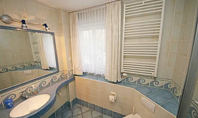 Badezimmer mit Waschbecken