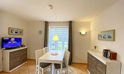 Essbereich mit TV und Kommode