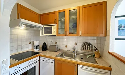 Küchenzeile mit Backofen