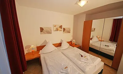 1. Schlafzimmer mit großen Kleiderschrank