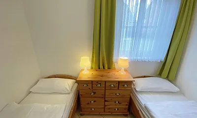 2. Schlafzimmer mit kleiner Kommode