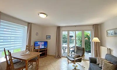 Wohnzimmer mit Esstisch und TV