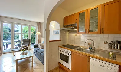 Küchenzeile mit Backofen