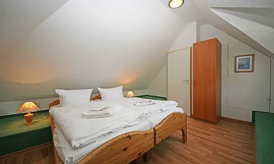 2. Schlafzimmer mit kleinem Kleiderschrank