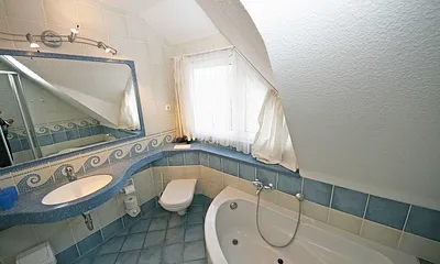 Badezimmer mit Waschbecken und Badewanne