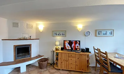 Wohnzimmer mit Kamin und TV