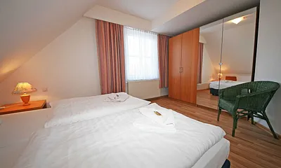 1. Schlafzimmer mit Kleiderschrank