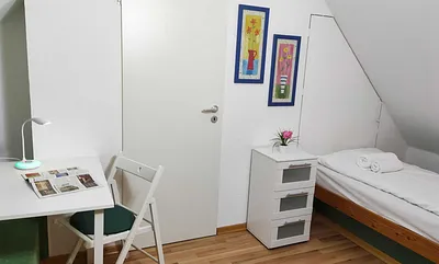 2. Schlafzimmer mit kleinem Schreibtisch