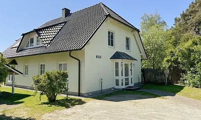 Haus Rügenwelle - Eingangsbereich und Parkplätze