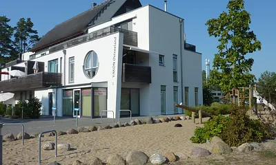 Wohnungsansicht mit Bullaugenfenster und Balkon