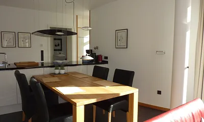 Esstisch mit Küchenzeile