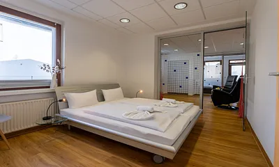 Schlafzimmer mit Doppelbett