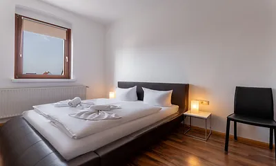 Schlafzimmer mit Doppelbett