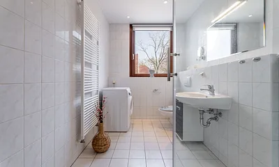 Bad mit Dusche und Waschmaschine