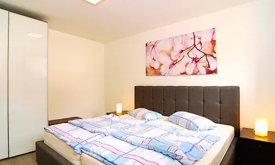 Schlafzimmer mit Doppelbett