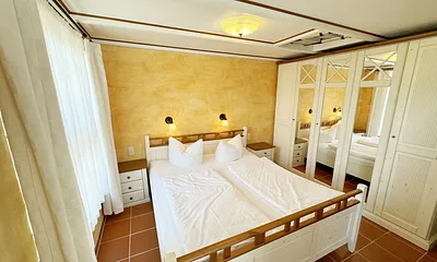 Ferienhaus Thea - Doppelbett und Kleiderschrank