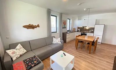 Wohnbereich mit bequemer Couch (1,40 m x 2,00 m), mobilem Couchtisch sowie einen Smart-TV mit Sono-Soundbar