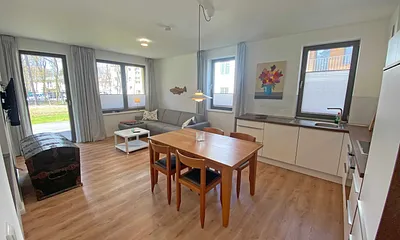 Wohnbereich mit bequemer Couch (1,40 m x 2,00 m), mobilem Couchtisch sowie einen Smart-TV mit Sono-Soundbar