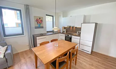 offener Wohnbereich mit angrenzender Küchenzeile