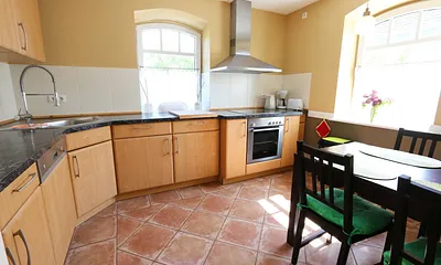 Küche mit Geschirrspüler, Backofen mit Ceranfeld, Abzugshaube, Kühlschrank mit Eisfach, Mikrowelle, Kaffeemaschine, Toaster, Wasserkocher und diversen Küchenutensilien