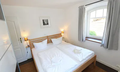 Schlafzimmer mit Doppelbett (1,80 m x 2,00 m), verstellbaren Lattenrosten, großem Kleiderschrank und Flachbild-TV