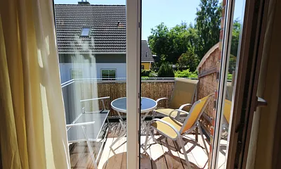 bestuhlter Süd/West Balkon - vom Wohnbereich begehbar