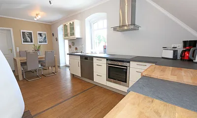 vollausgestattete Küche mit Geschirrspüler, Backofen mit Ceranfeld, Abzugshaube, großem Kühlschrank mit Eisfach, Mikrowelle, Kaffeemaschine, Toaster & Wasserkocher 