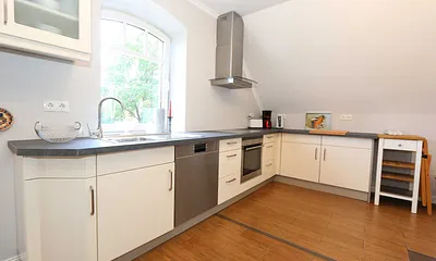 vollausgestattete Küche mit Geschirrspüler, Backofen mit Ceranfeld, Abzugshaube, großem Kühlschrank mit Eisfach, Mikrowelle, Kaffeemaschine, Toaster & Wasserkocher 