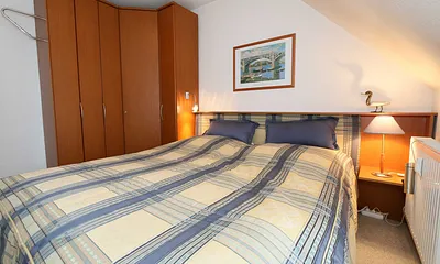 Schlafzimmer mit Doppelbett (Einzelmatratzen 0,90 m x 2,00 m), verstellbaren Lattenrosten, Nachttischablage, Kleiderschrank mit eingebautem Safe und Insektenschutzgitter