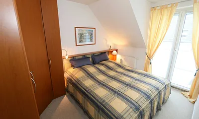 Schlafzimmer mit Doppelbett (Einzelmatratzen 0,90 m x 2,00 m), Nachttischablage, Kleiderschrank mit eingebautem Safe und Insektenschutzgitter