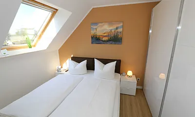 Schlafzimmer verfügt über ein Doppelbett mit 7-Zonen-Tonnentaschenfederkern Matratzen (1,60 m x 2,00 m),verstellbaren Lattenroste,Nachttischablagen,großen Kleiderschrank sowie ein LED-Flachbildschirm