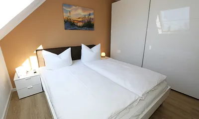 Schlafzimmer verfügt über ein Doppelbett mit 7-Zonen-Tonnentaschenfederkern Matratzen (1,60 m x 2,00 m),verstellbaren Lattenroste,Nachttischablagen,großen Kleiderschrank sowie ein LED-Flachbildschirm