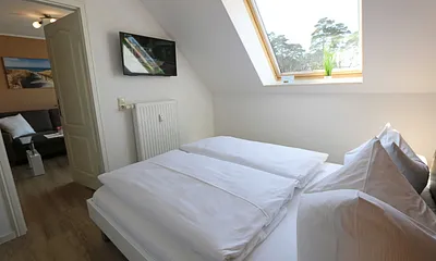 Schlafzimmer verfügt über ein Doppelbett mit 7-Zonen-Tonnentaschenfederkern Matratzen (1,60 m x 2,00 m),verstellbaren Lattenroste,Nachttischablagen,großen Kleiderschrank sowie ein LED-Flachbildschirm