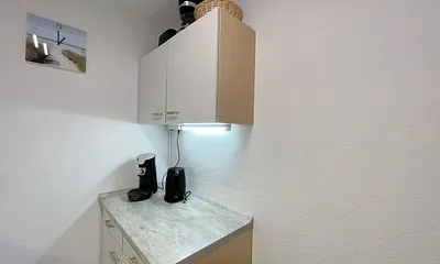 separate Küche mit Geschirrspüler, Kühlschrank mit Eisfach, Mikrowelle, Cerankochfeld, Backofen, Wasserkocher, Toaster, Kaffeemaschine, Senseo-Padmaschine und vielen kleinen Küchenhelfern