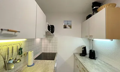 separate Küche mit Geschirrspüler, Kühlschrank mit Eisfach, Mikrowelle, Cerankochfeld, Backofen, Wasserkocher, Toaster, Kaffeemaschine, Senseo-Padmaschine und vielen kleinen Küchenhelfern