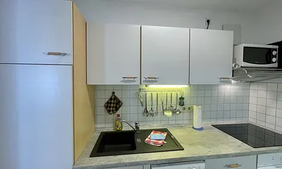 separate Küche mit Geschirrspüler, Kühlschrank mit Eisfach, Mikrowelle, Cerankochfeld, Backofen, Wasserkocher, Toaster, Kaffeemaschine, Senseo-Padmaschine und vielen kleinen Küchenhelfern