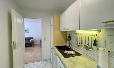 separate Küche mit Geschirrspüler, Kühlschrank mit Eisfach, Mikrowelle, Cerankochfeld, Backofen, Wasserkocher, Toaster, Kaffeemaschine, Senseo-Padmaschine und vielen kleinen Küchenhelfern