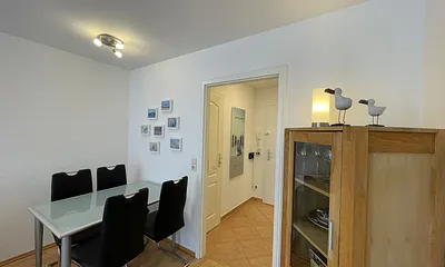 Esstisch mit Stühlen