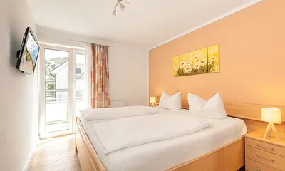 Schlafzimmer mit Zugang zum Balkon